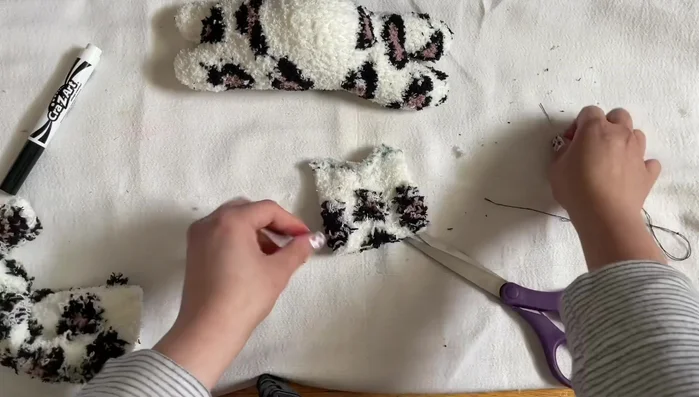 Refine the head. Cut and sew the top of the heel area to shape the head.