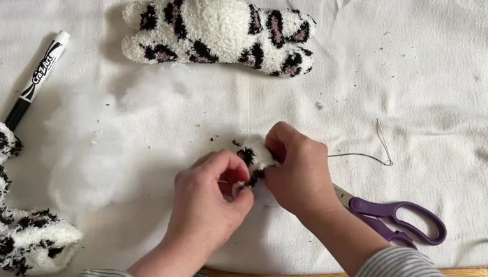 Add the cotton filling to the head. Fill the head with cotton.