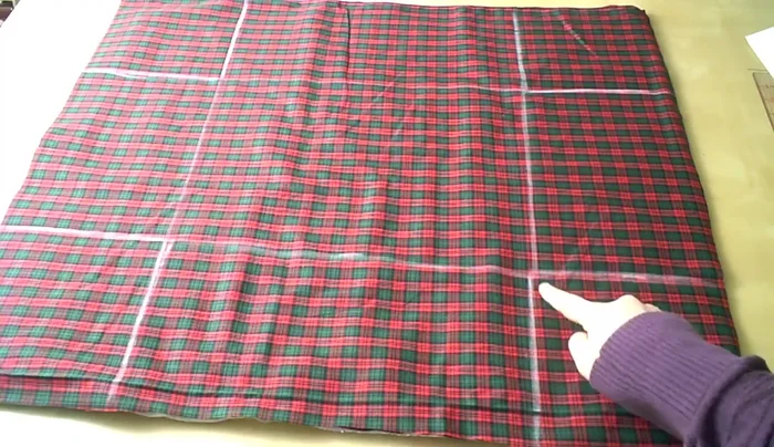 Mark and cut gussets: Mark 7" gusset squares on the lining fabric.