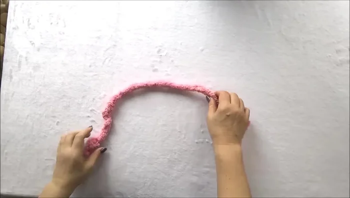 Make a knot at the end of the yarn and start with a slip knot.