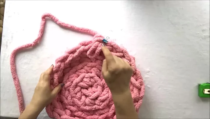 Repeat step 5 to create the desired wall height. Two rows are shown in the video. Two skeins of yarn can be used for higher walls.