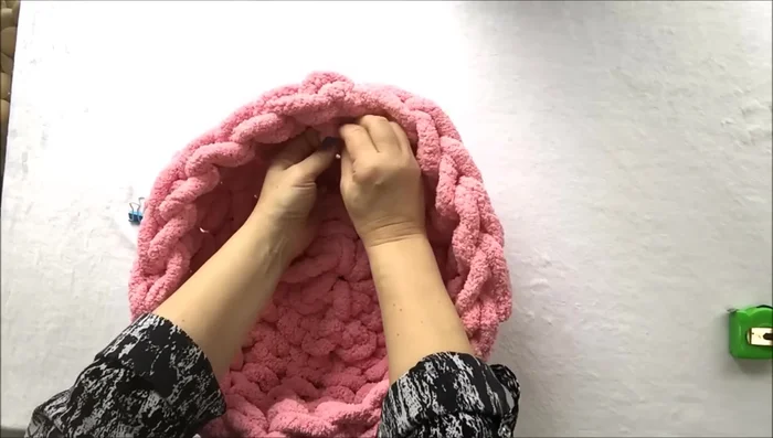 Fasten off: Weave in the loose ends to finish the cat bed.