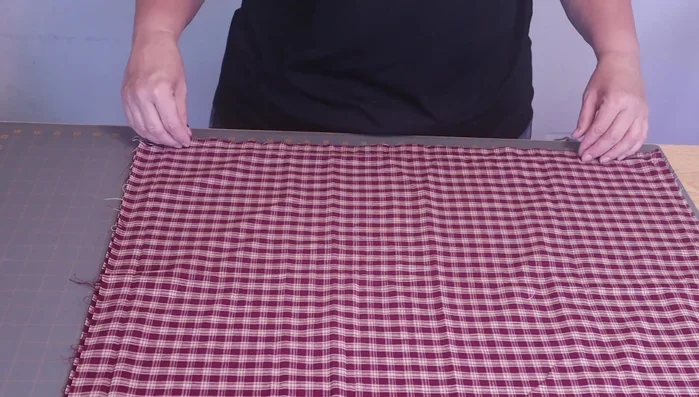 Cut your fabric. For this size, cut one piece of fabric 22 inches by 28 inches. Trim any imperfections or tears.