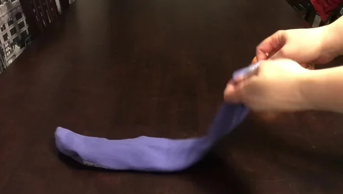 Place another tennis ball above the knot and tie another knot.