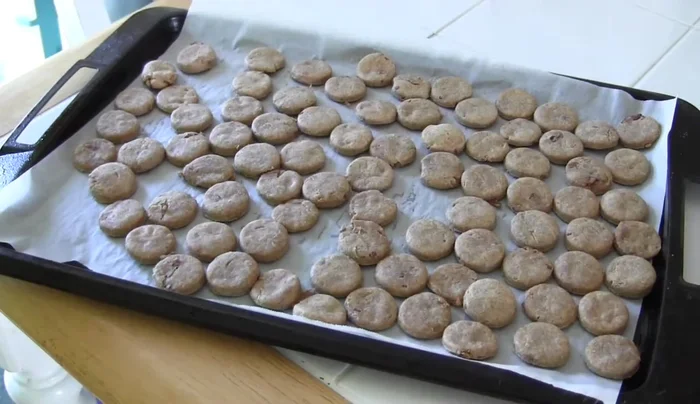 Let cookies cool completely before serving to your furry friend.