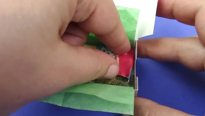 Assemble all the elements inside the miniature box.