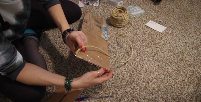 Wrap the sisal rope tightly around the cardboard. Glue every few rows (approx. 4-5 rows without glue, then glue the next 2-3). Focus on gluing the top third more thoroughly.