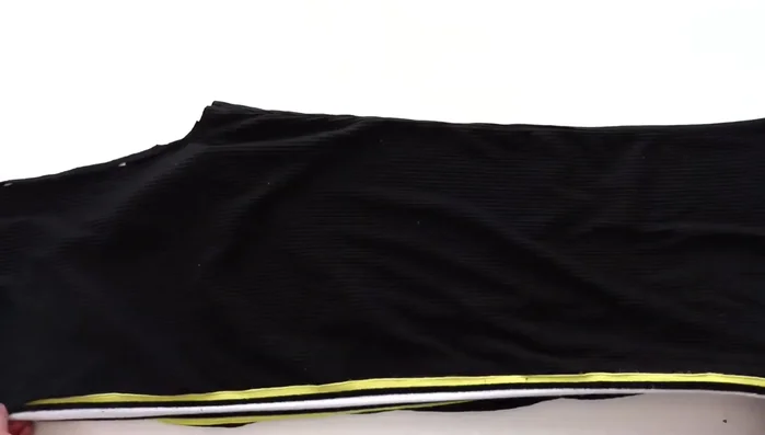 Cut four strips of t-shirt yarn (or additional fabric) slightly longer than the shortest fabric pieces from steps 1 and 2.