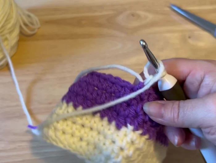 Work 3 rounds of the alternating color.