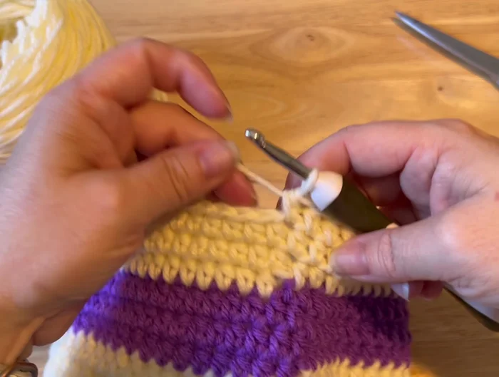 Work 3 rounds of the alternating color.