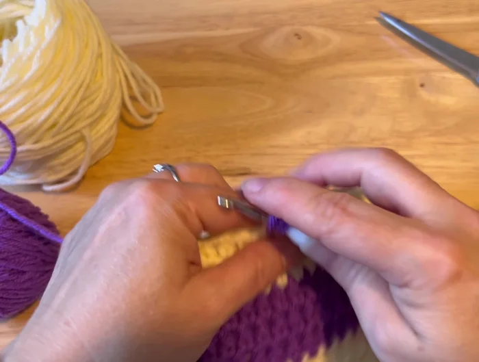 Work 3 rounds of the alternating color.