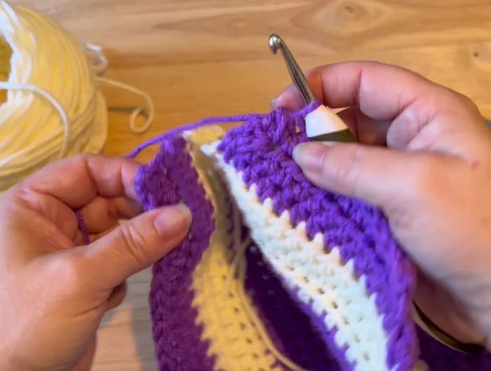 Fasten off and weave in ends.