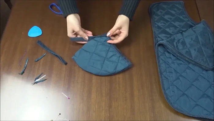 Sew the velvet edge along the raw edges of the hood.