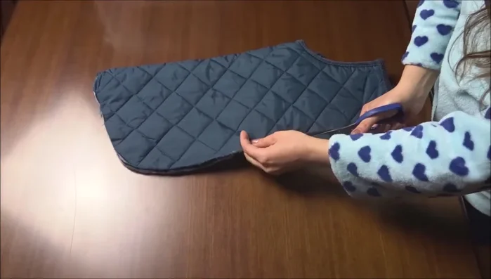 Sew the velvet edge along the raw edges of the jacket.