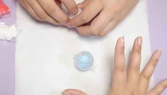 Submerge the mold in water and hold it down for 30 seconds.