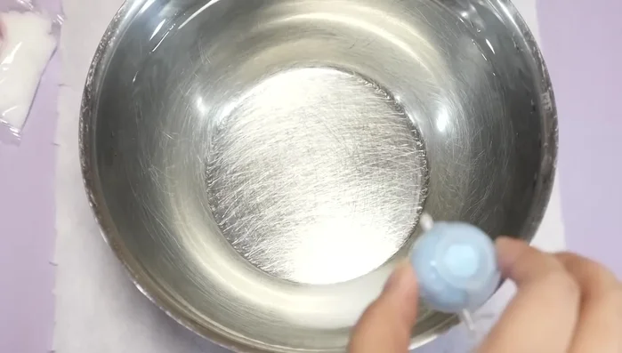 Submerge the mold in water and hold it down for 30 seconds.