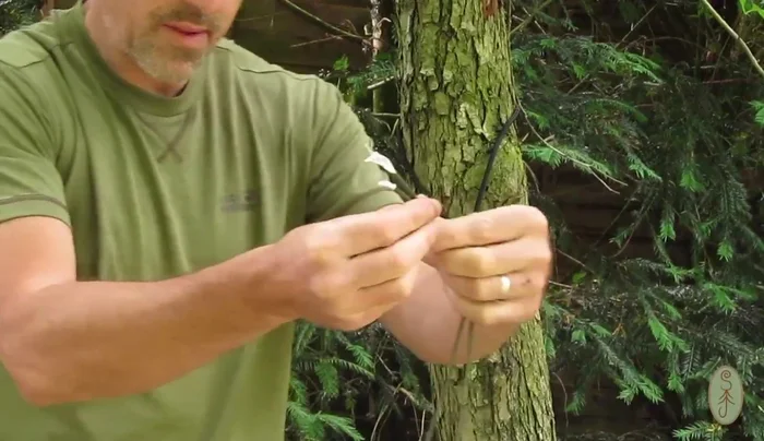 Pass the measured length of paracord through the stainless steel clip. Tie off the two ends securely using a simple overhand knot.