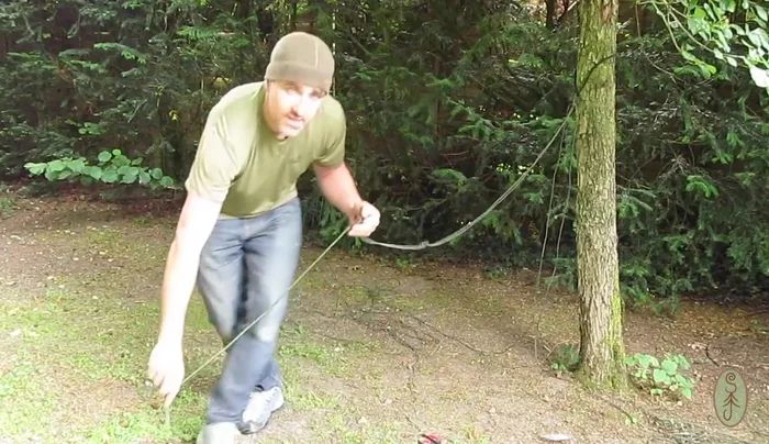 Begin the Solomon weave: create a loop with one working end, pass it over the top of the two main strands, and then thread the other working end through the loop. Repeat this process, alternating sides, until you reach the male clip.