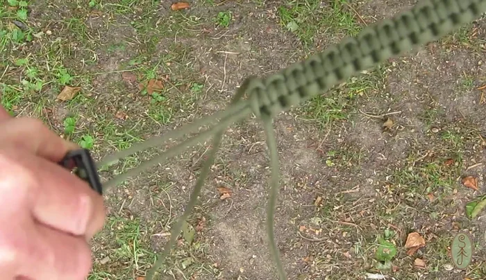 To secure the male clip, weave the paracord behind it to lock it in place, then continue the Solomon weave.