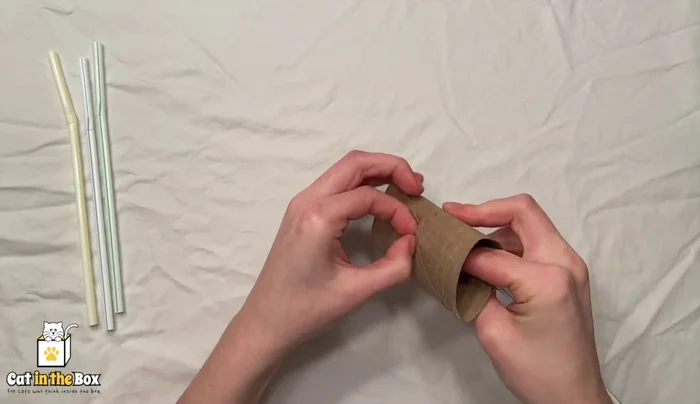 Insert straws through the slits.