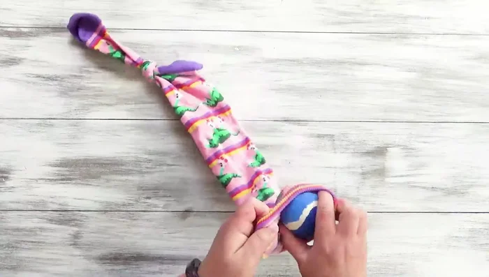 Tie another knot close to the previous one.