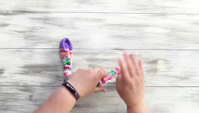 Tie another knot close to the previous one.