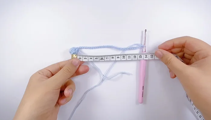 Make the collar straps: Chain stitch to desired length (measure your pet's neck). Create another bow at the other end.