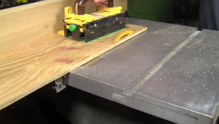 Cut the plywood shelves to your desired dimensions. Consider the cat's size and weight to avoid excessive overhang.