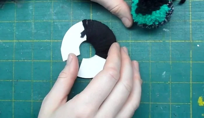 Tie off the iris color yarn.