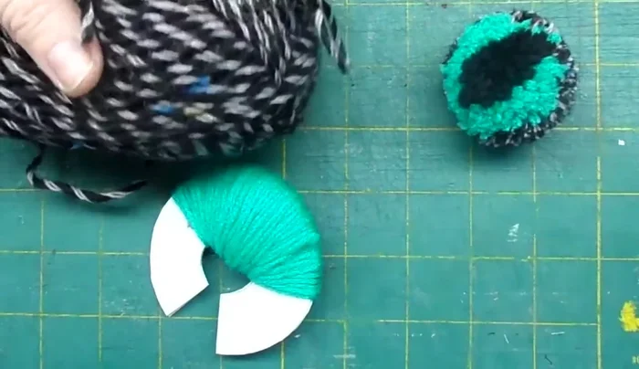 Tie off the outer color yarn.