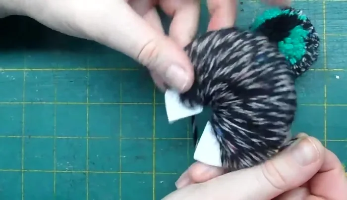 Tie off the outer color yarn.