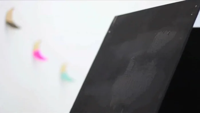 Finish the cabin. Apply a finishing coat of paint, covering hinges. Use organic fume-free paint or add a sealant. Add a cozy blanket or shearling.