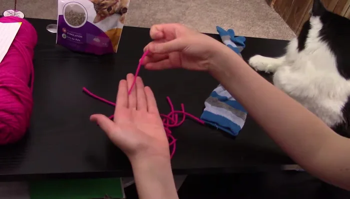 Prepare your yarn or cloth. Cut it into pieces or use a ball of yarn.