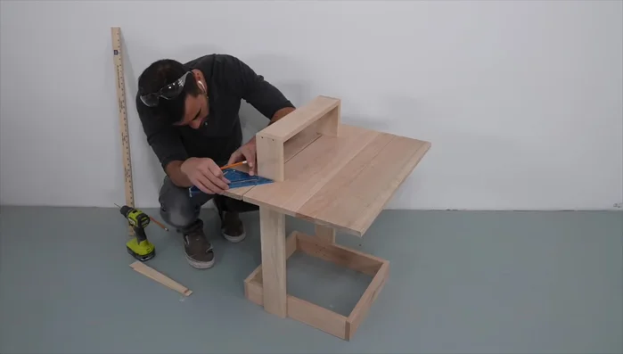 Assemble the tabletop, using MDF spacers to maintain level alignment during screwing.