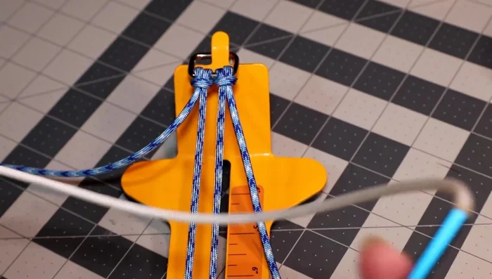 Prepare the paracord by loosely adjusting the couch hitches.