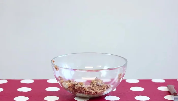 Mix 1 tablespoon of whole wheat flour, 1/2 cup of wheat germ, 200 grams of shredded tin sardines, and 60 milliliters of skimmed milk powder in a large bowl.