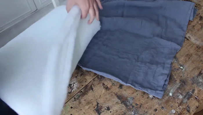 Fill the pillowcase with three layers of thick cotton wadding.