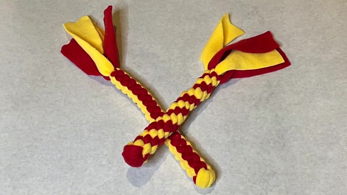 Prepare colored ropes (yellows on opposite sides and red on opposite sides).