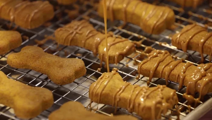 Drizzle cooled peanut butter mixture over baked biscuits.