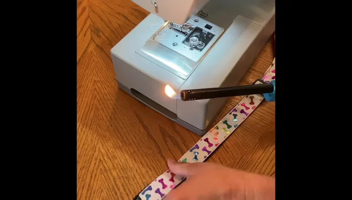 Secure the tail of the collar to the bottom of the collar, reinforcing the stitching.