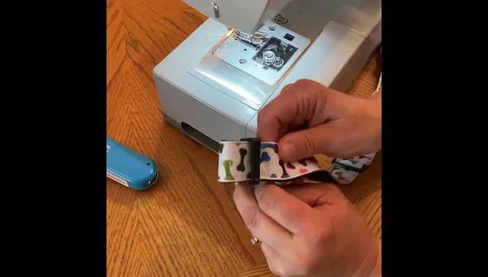 Secure the tail of the collar to the bottom of the collar, reinforcing the stitching.