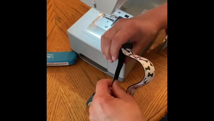 Secure the tail of the collar to the bottom of the collar, reinforcing the stitching.