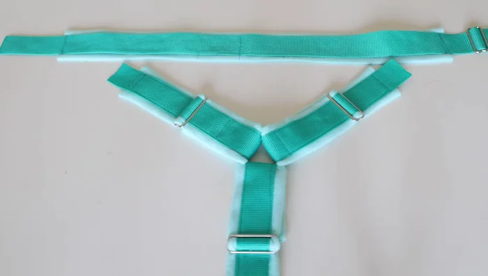 Attach shoulder straps to the back strap, sewing across the top to secure.