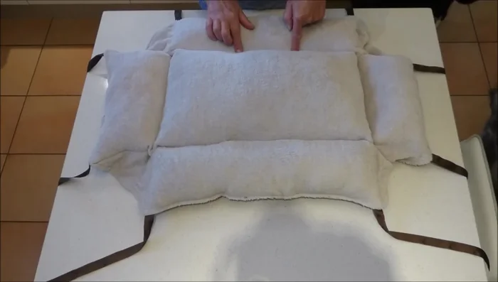 Tie the ribbons: Tie the ribbons to complete the cat cap.