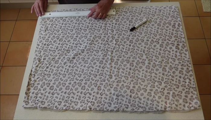 Prepare the main fabric: Cut off 20 centimeters (8 inches) from the long edges of the main fabric pieces and 12 centimeters (5 inches) from the short edges, leaving one short edge for sewing.