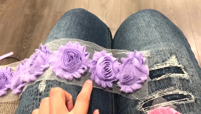Prepare flowers and felt backing. Cut individual shabby flowers from their strip. Cut a rectangular/oval piece of felt to act as a backing for the flowers, protecting the dog's skin from the glue.
