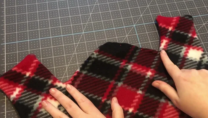 Add velcro to the sides of the collar.