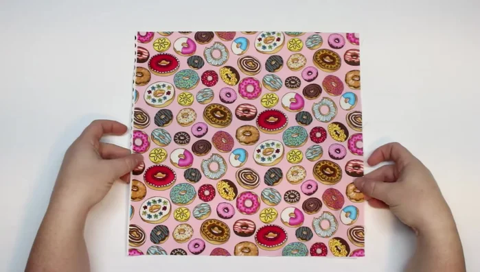 Prepare the fabric square. Use a square piece of fabric (cotton fabric is recommended). Add medium-weight interfacing to the back if desired (optional for heavier fabrics like canvas).