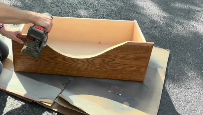 Paint the inside and outside edges of the dog bed.