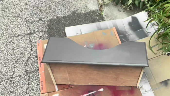 Paint the inside and outside edges of the dog bed.